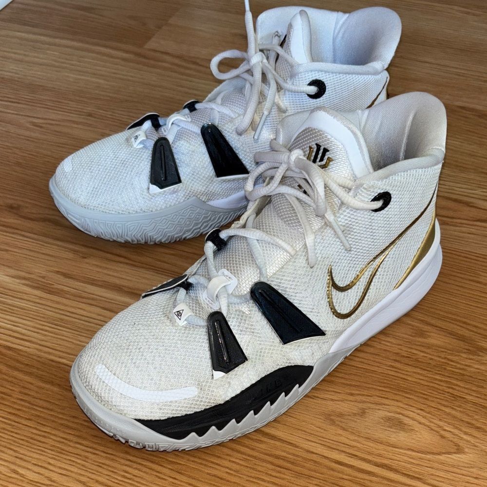 NIKE KYRIE 7 WHITE METALLIC GOLD SNEAKERS